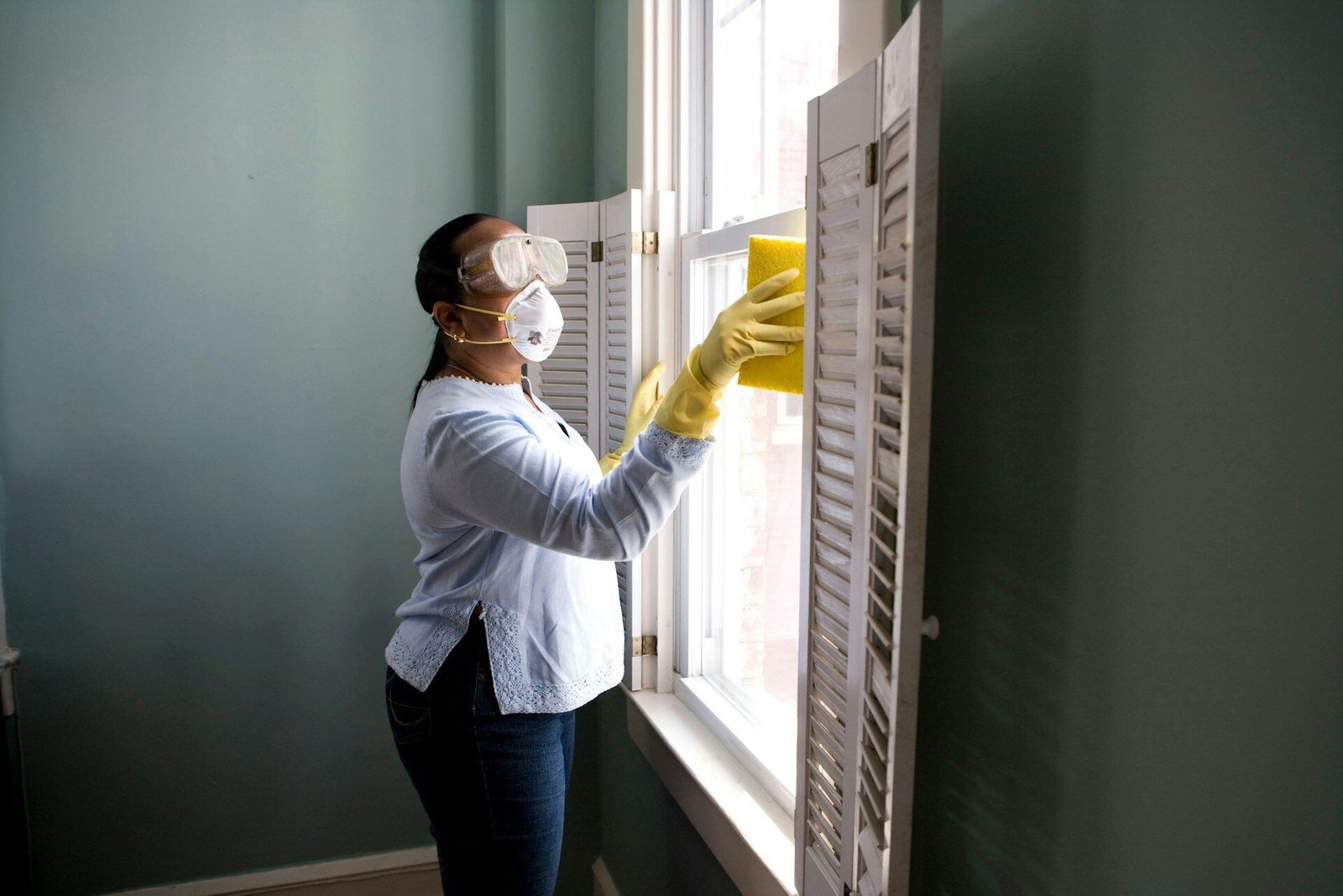 AZ Reliable Home Maintenance handyman at work in the East Valley